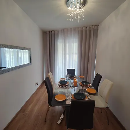 Modern 2 Bedroom *