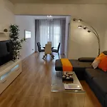 Modern 2 Bedroom Διαμέρισμα *