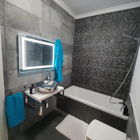 Modern 2 Bedroom *