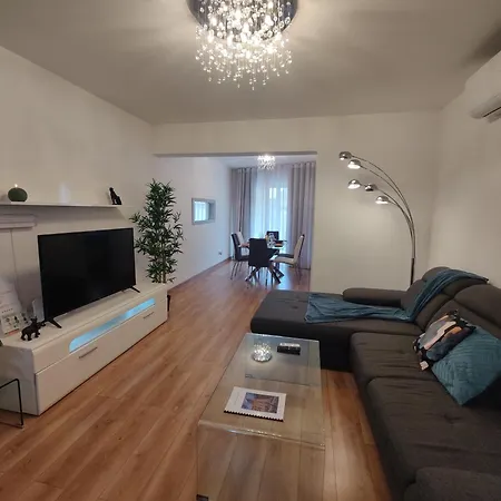 Modern 2 Bedroom Apartment *
